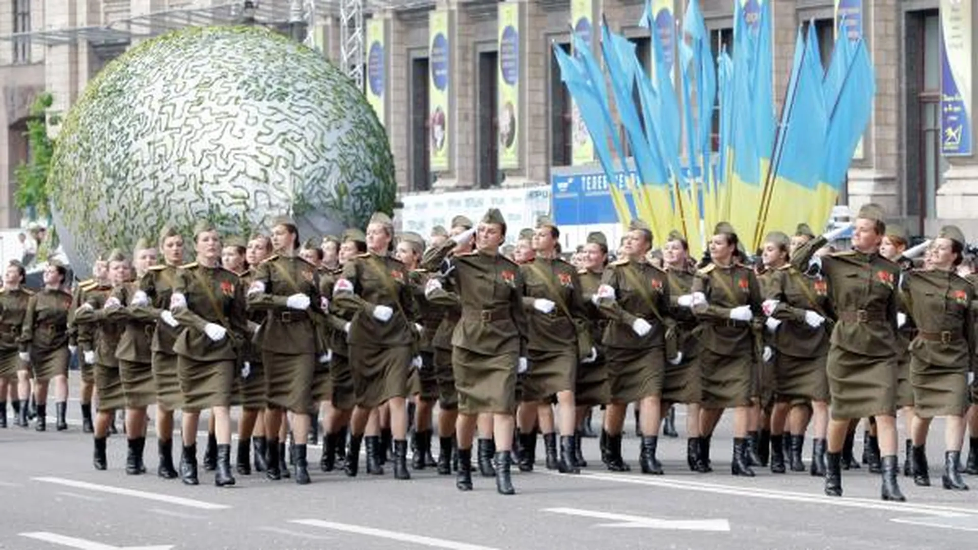 Участники военного парада в честь 65-й годовщины Победы в Великой Отечественной войне, который прошел на Крещатике, 2010 год
