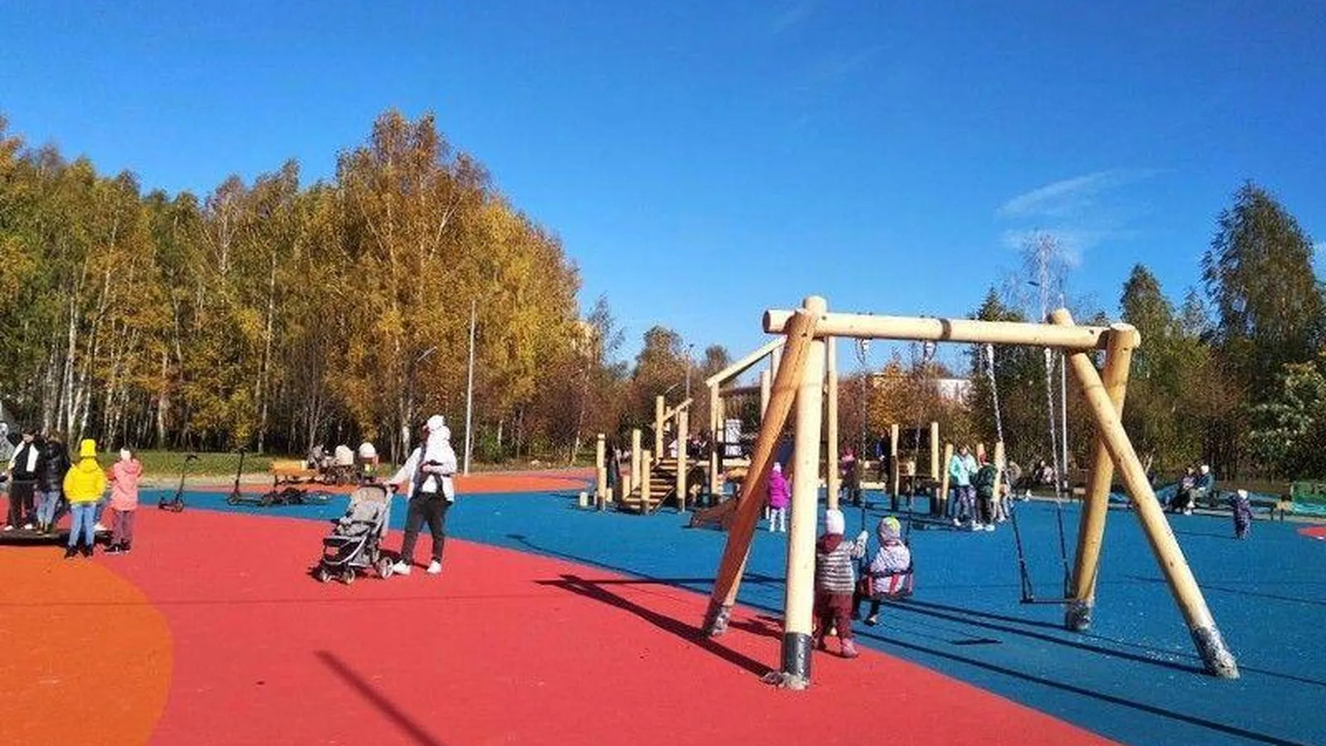 Благоустройство игровой зоны для детей завершилось в парке «Липовая роща» в Электроуглях