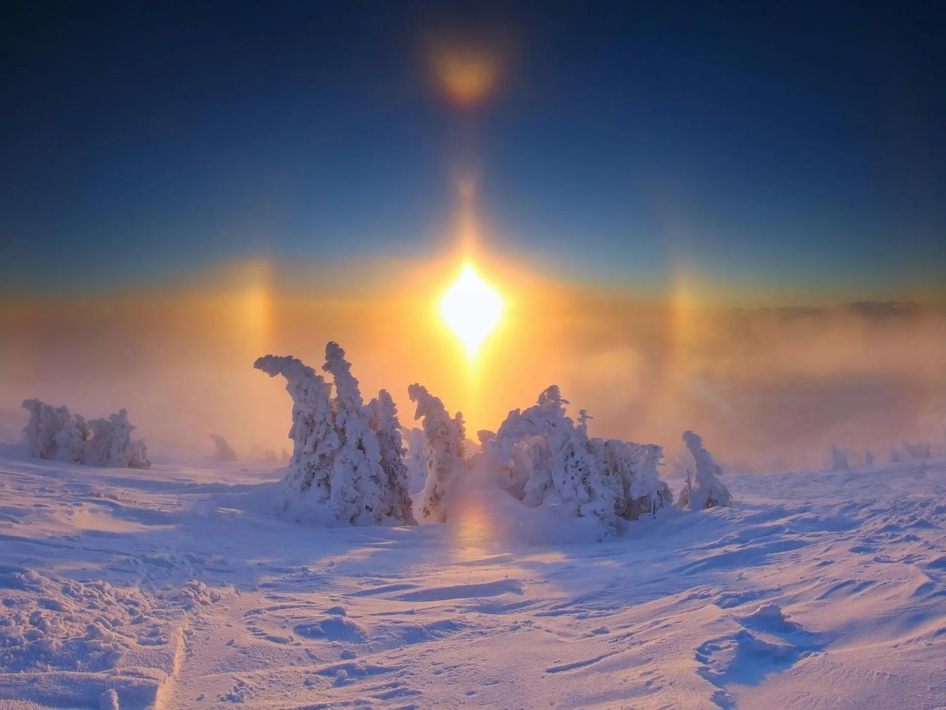 21 декабря света. Зимняя Радуга гало. Северное сияние солнечное гало. Гало Радуга зимой. Зима солнце.