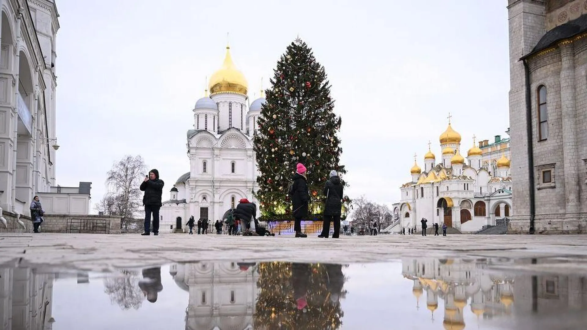 Главная новогодняя елка на Соборной площади московского Кремля
