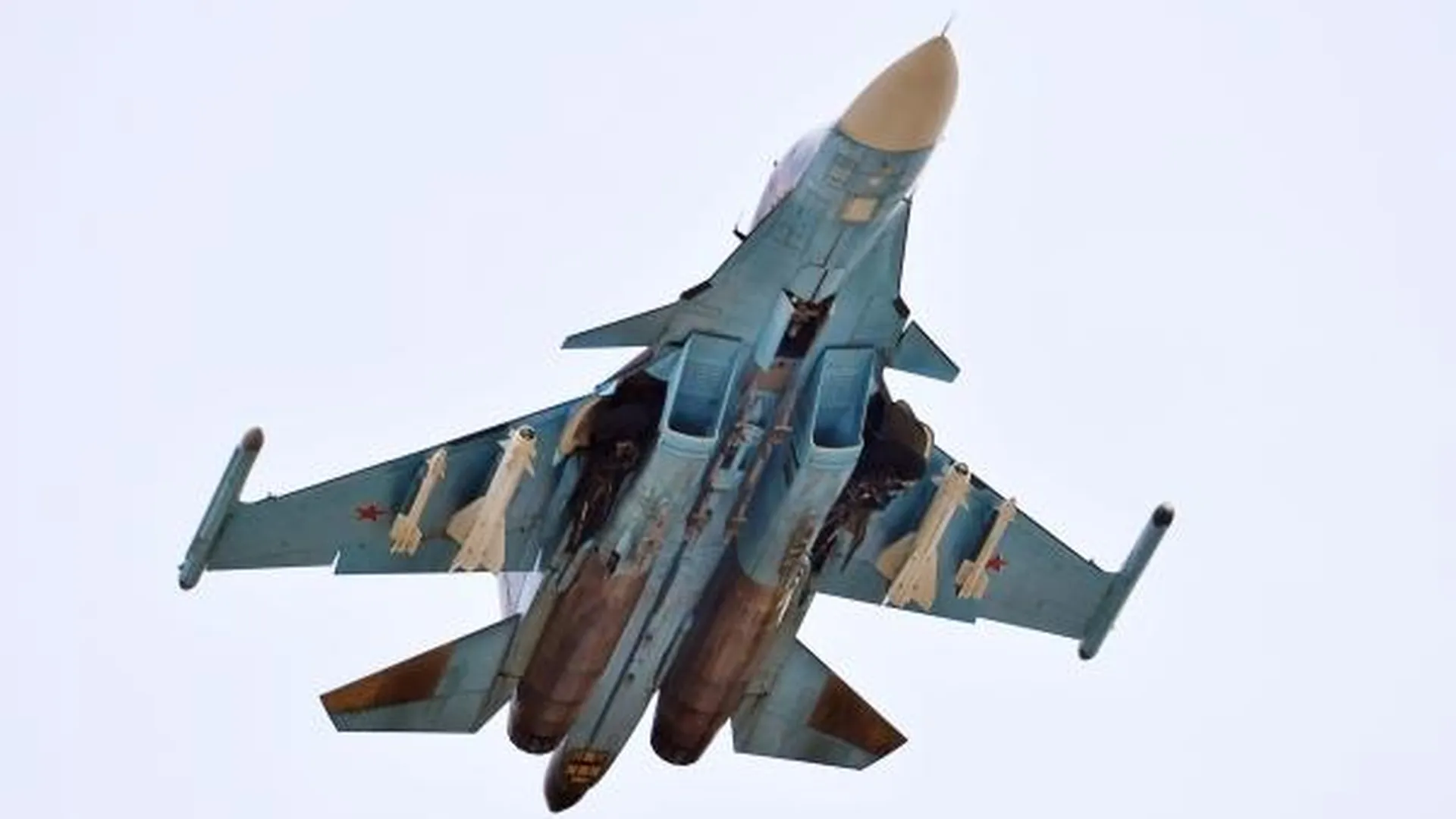 Истребитель Су-34 успешно сбросил фугасные авиабомбы на бронетехнику ВСУ