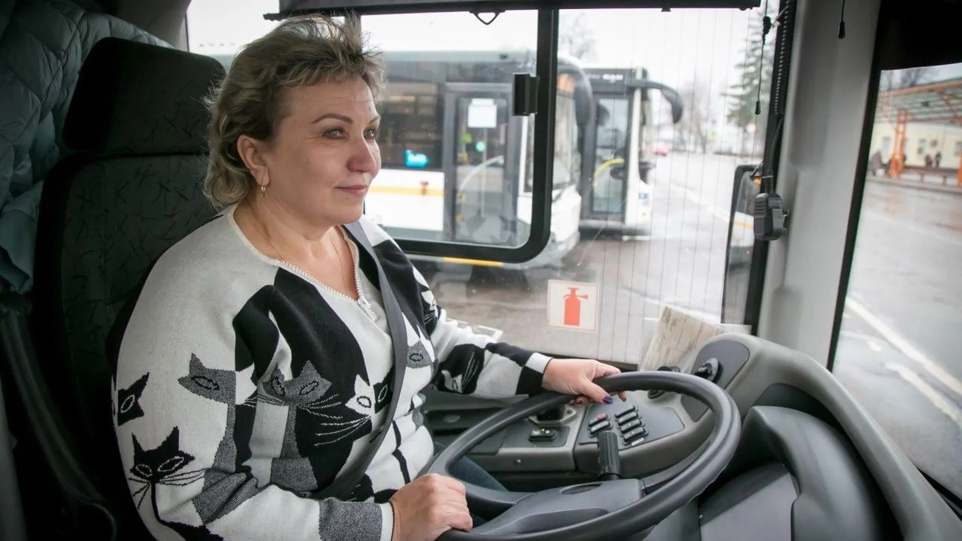 Пассажирские автобусы по улицам Коломны водит Надежда Шашкова. Профессиональную деятельность она начинала за рулем маршрутного такси, а последние 9 лет управляет автобусами большого класса.