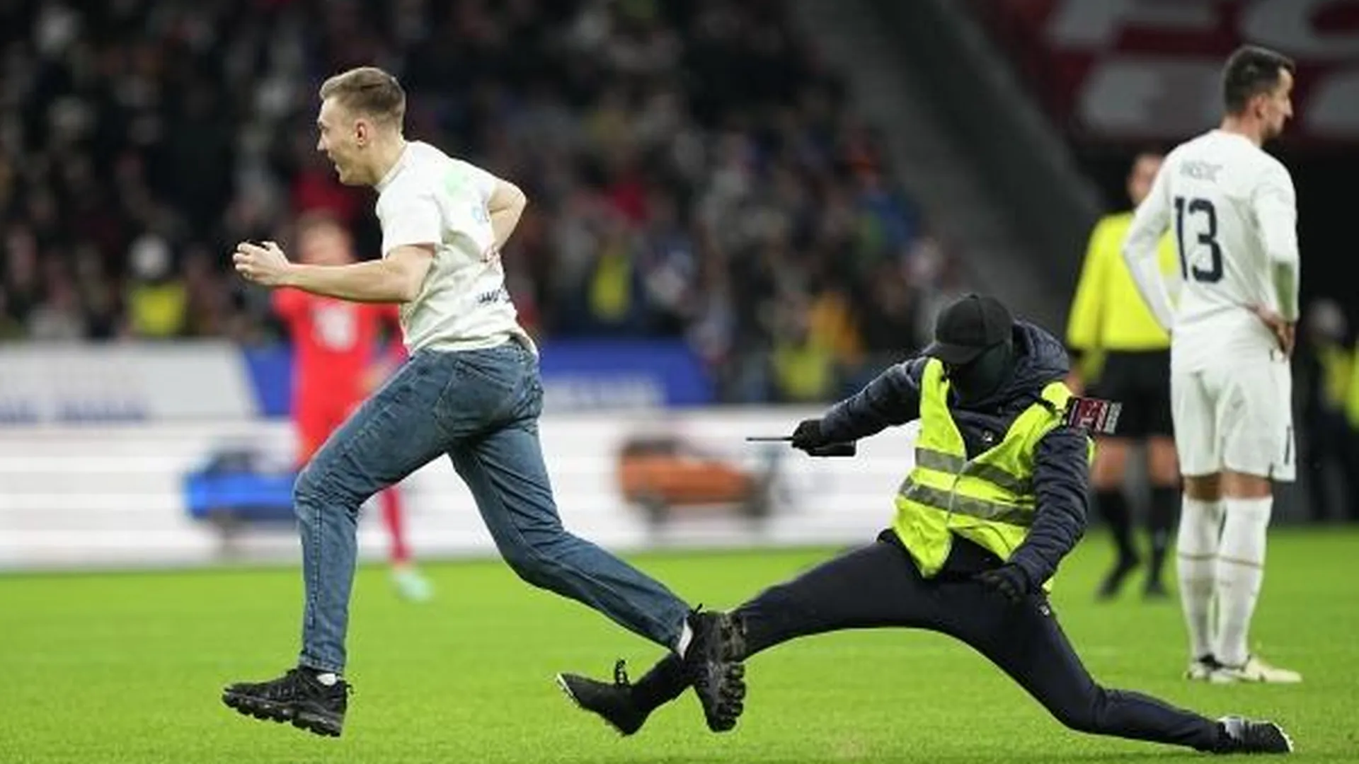 Выбежавшего на поле во время матча Россия — Сербия болельщика арестовали