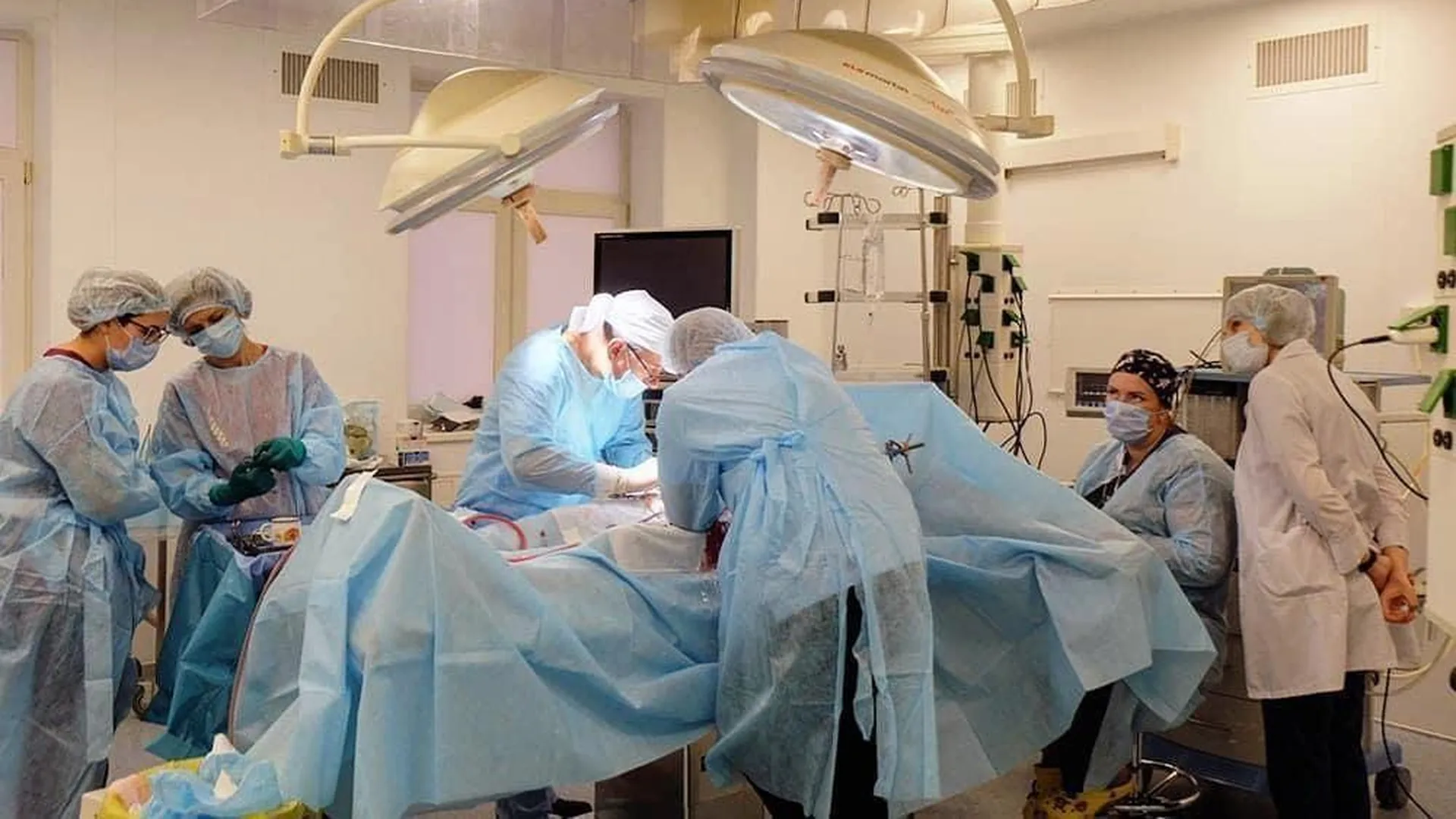 Мужчину с распадающейся опухолью кишки спасли врачи в Подмосковье