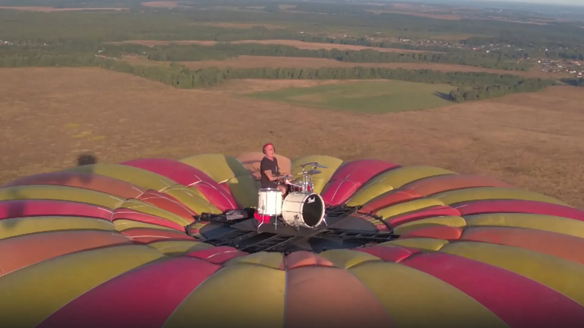 Барабанщик сыграл AC/DC на воздушном шаре в Серпухове и установил мировой рекорд