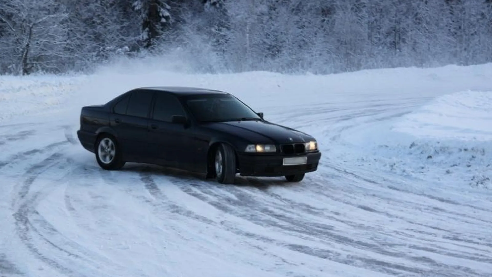 ГИБДД предупредила водителей Подмосковья об осторожности во время снегопада