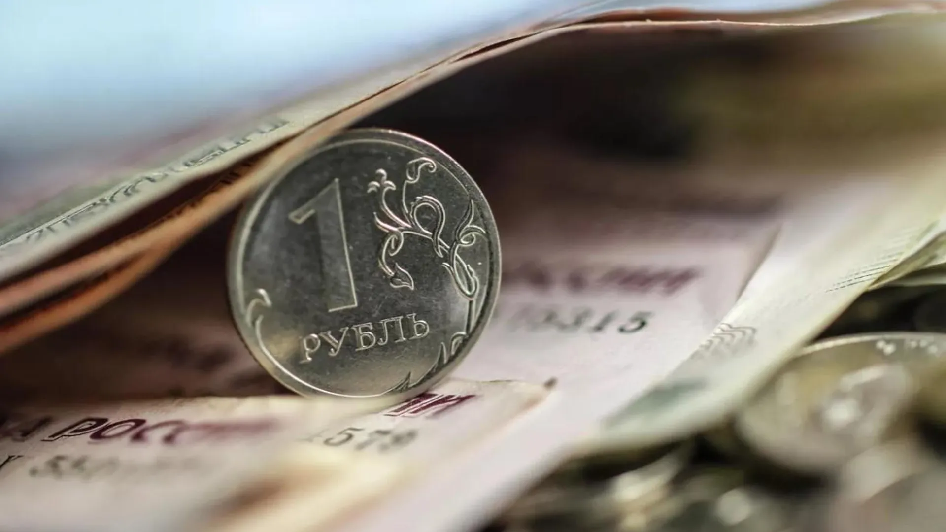 Курс евро превысил 98 рублей впервые с 16 января