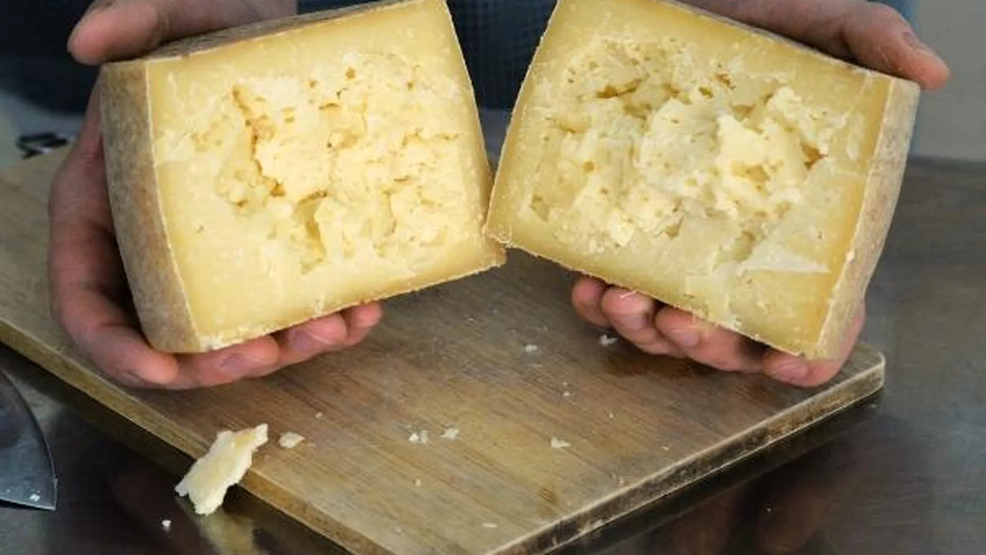 Как отличить сыр. Пармезан. Настоящий пармезан. Поддельный сыр. Фальшивый сыр.