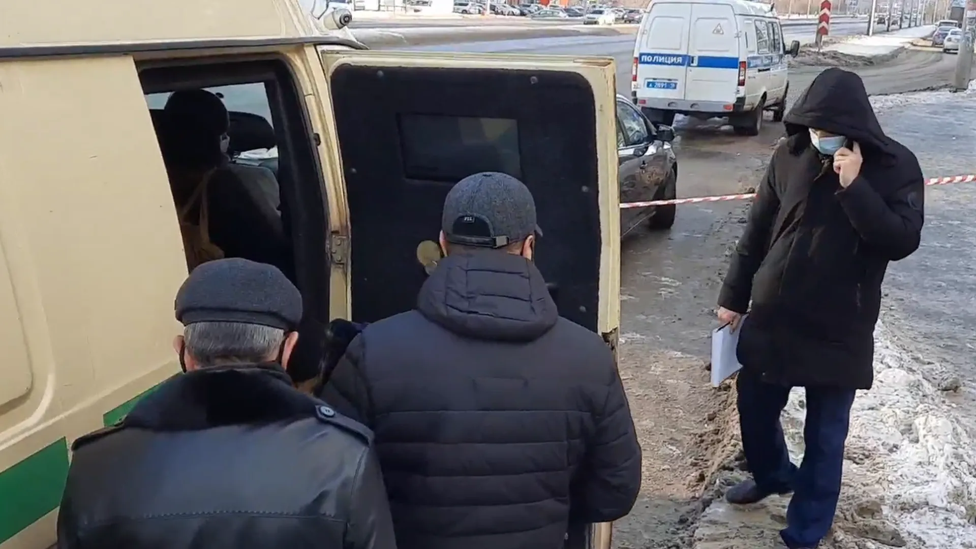 Инкассатор в Казани выстрелил себе в голову из пистолета. Видео с места