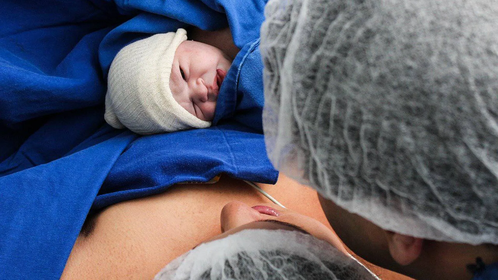 Рождение ребенка кесарево сечение. Фотосессия Естественные роды. Муж принимает роды