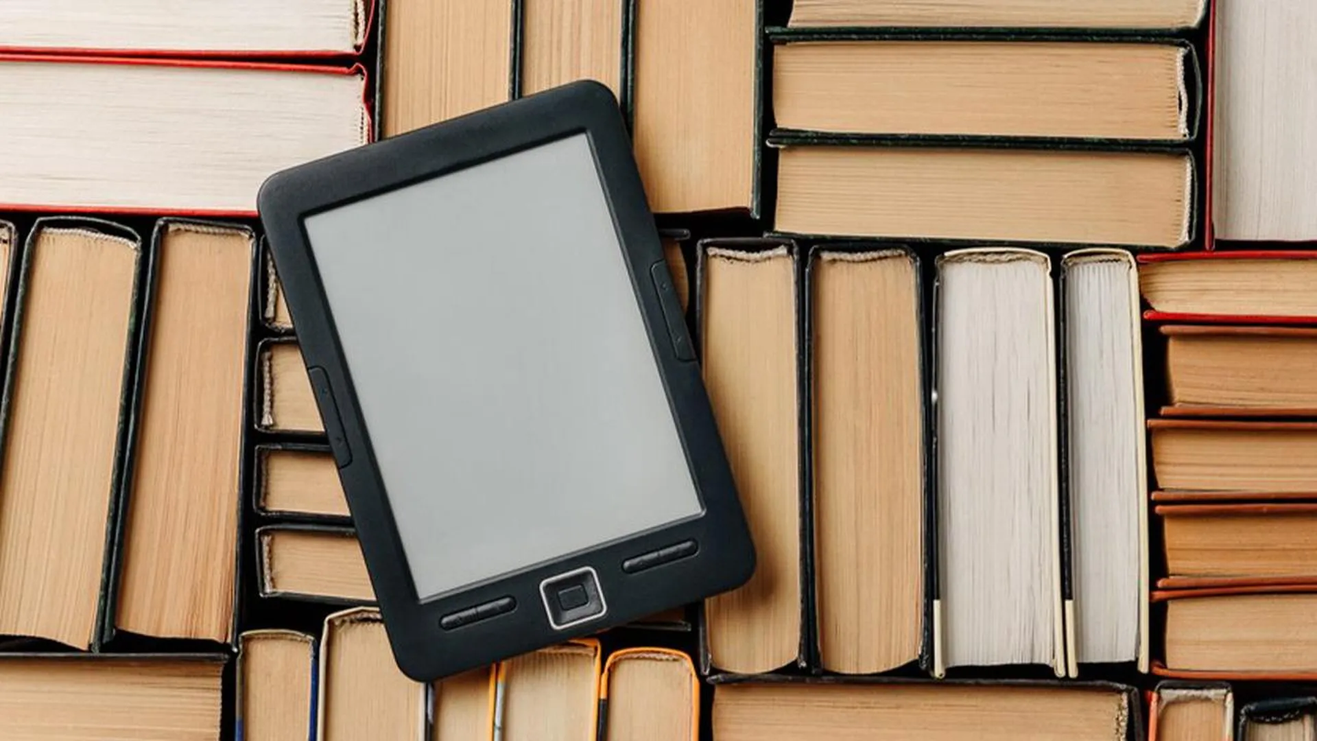 Бумага или планшет: названы плюсы и минусы обычных и электронных книг