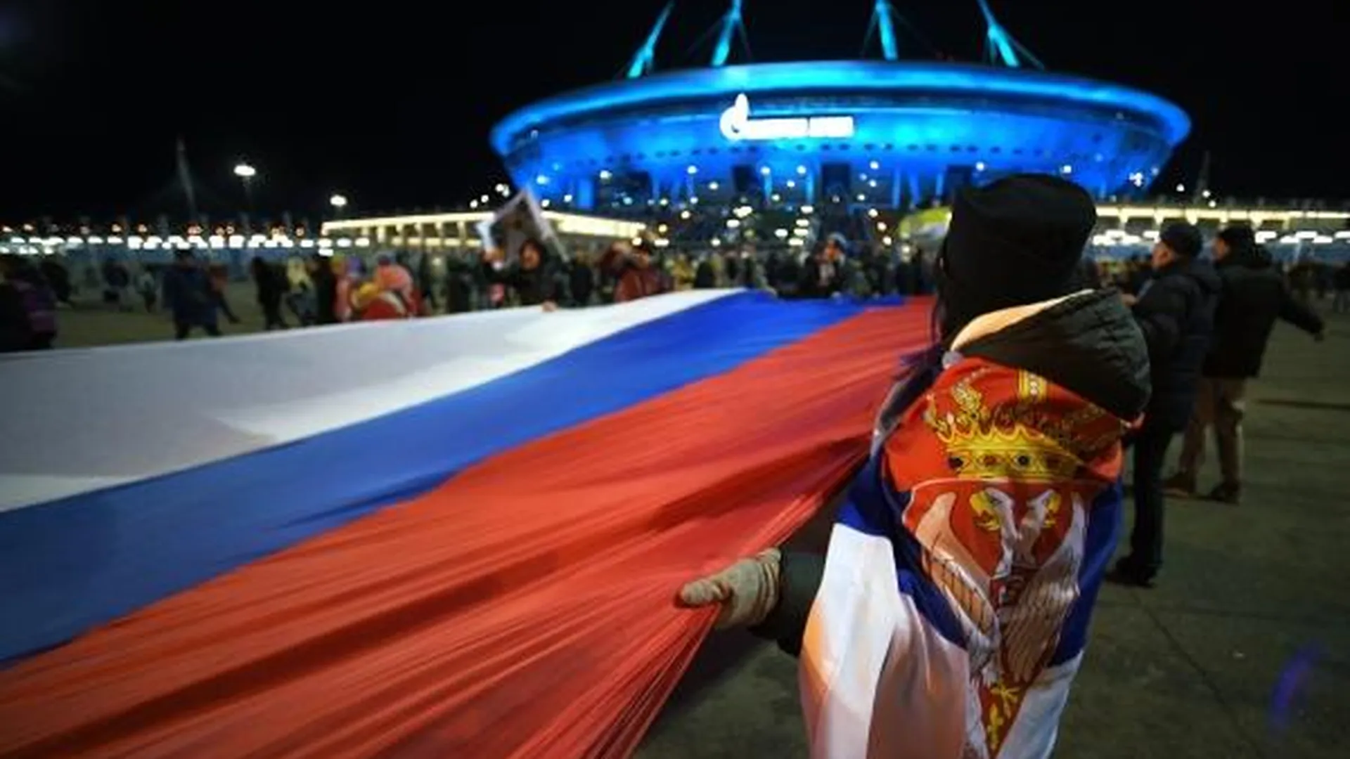 Люди несут 600-метровый сербско-российский флаг по улицам Санкт-Петербурга. В сентябре этот флаг сербы пронесли по центральным улицам Белграда в знак поддержки России