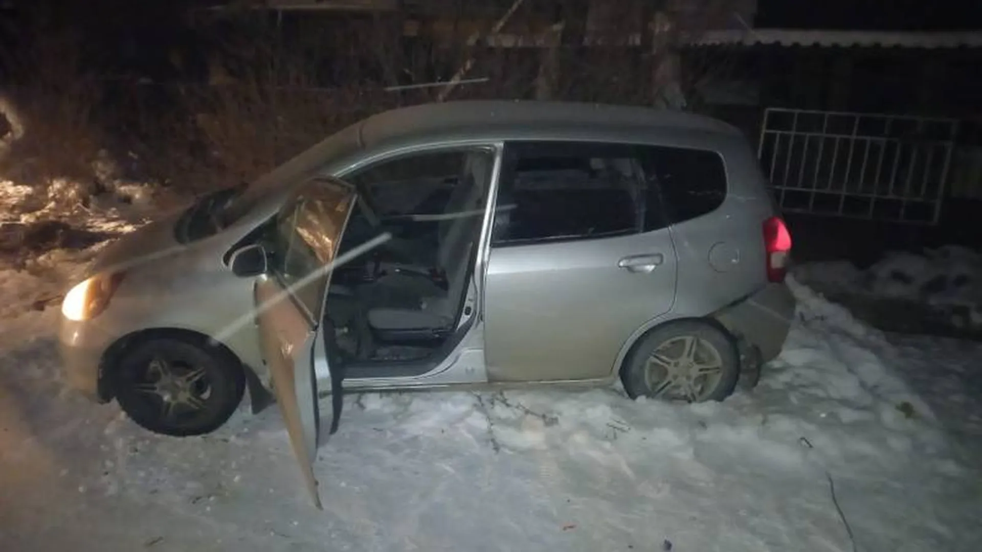 Нападение на таксистку. Новосибирская избитая таксистка. В Новосибирске избили женщину таксистку. Подростки в Новосибирске напали на женщину таксистку. Пьяные подростки угнали автомобиль.