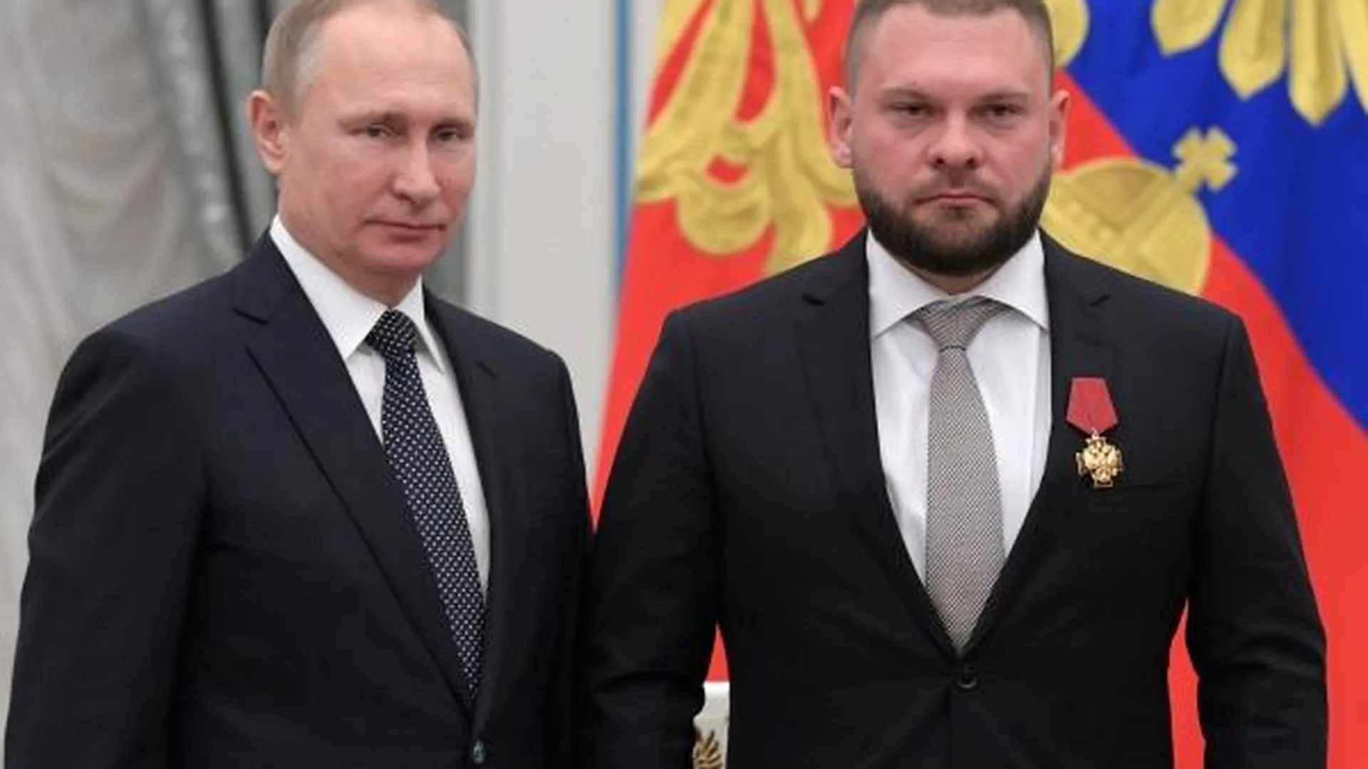 Владимир Путин и Евгений Поддубный (справа) во время церемонии вручения государственных наград