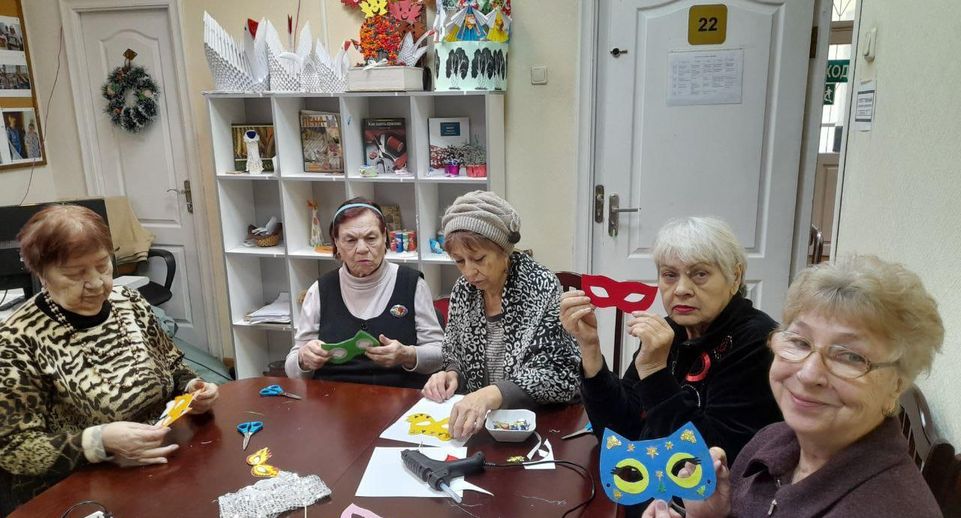 Активные долголеты из Люберец сами создают карнавальные маски