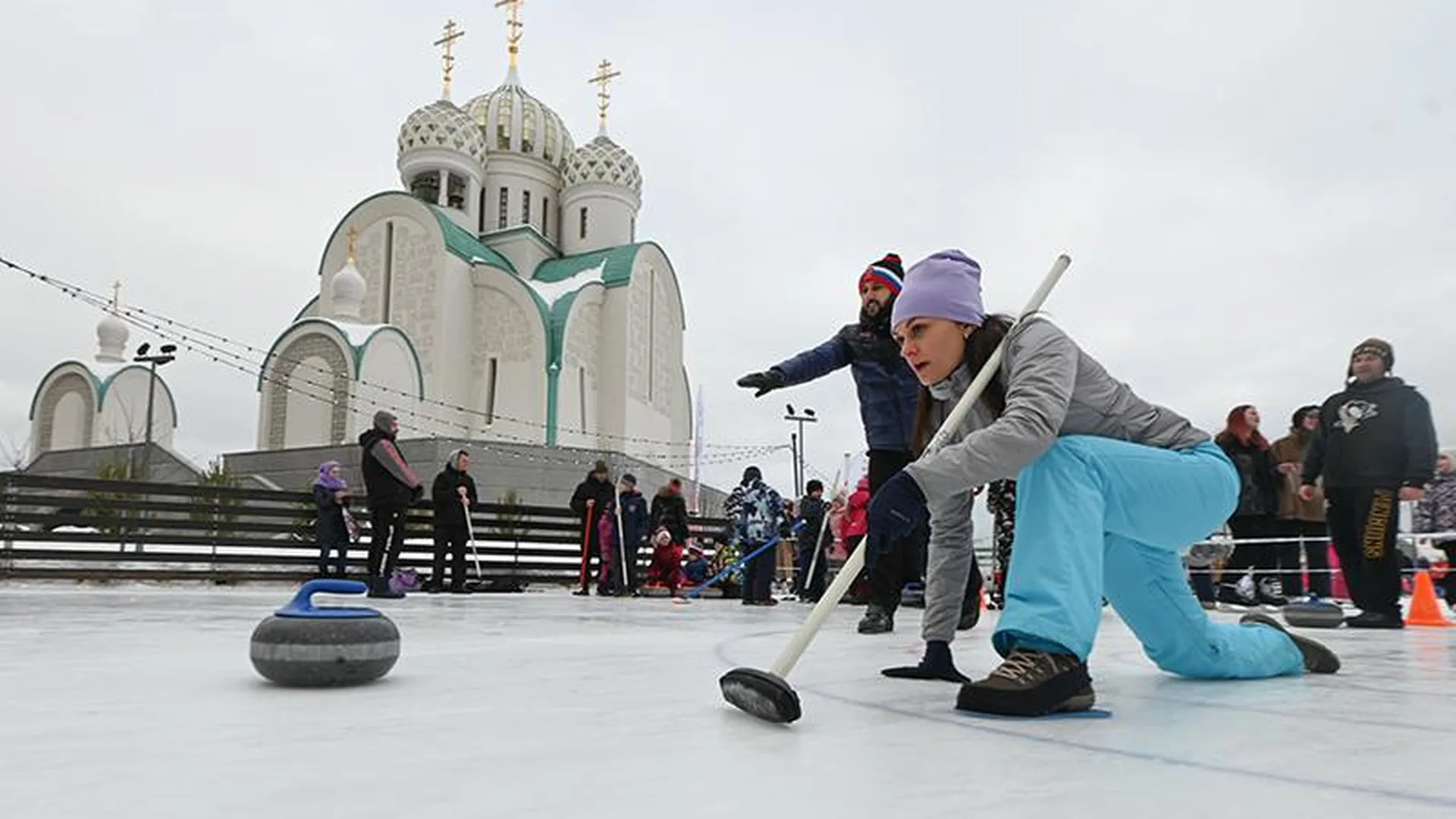 Олимпийские терки: как спортсмены и представители подмосковных СМИ сыграли в керлинг в Красногорске