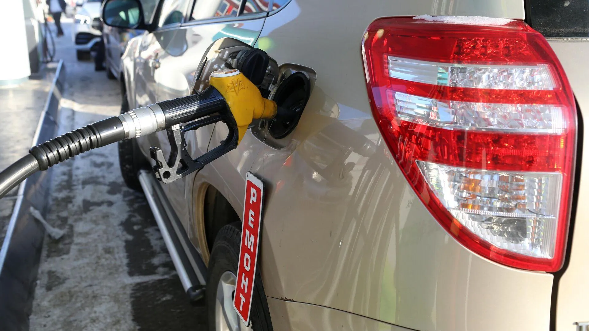 Купить топливо хабаровск. Заправка автомобиля бензином. Zebra fuel – он обеспечивает доставку топлива. Оптовые цены на топливо.