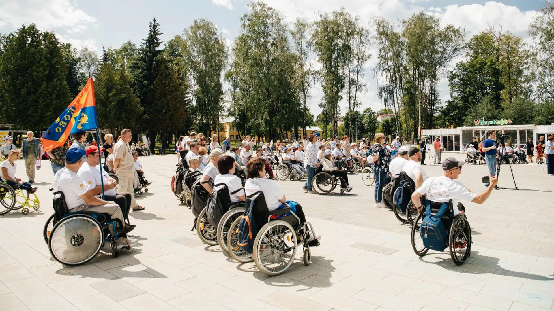 Фестиваль подмосковных. Люди с ограниченными возможностями. Мотоцикл для инвалидов колясочников. Инвалиды фото. Инвалид колясочник.