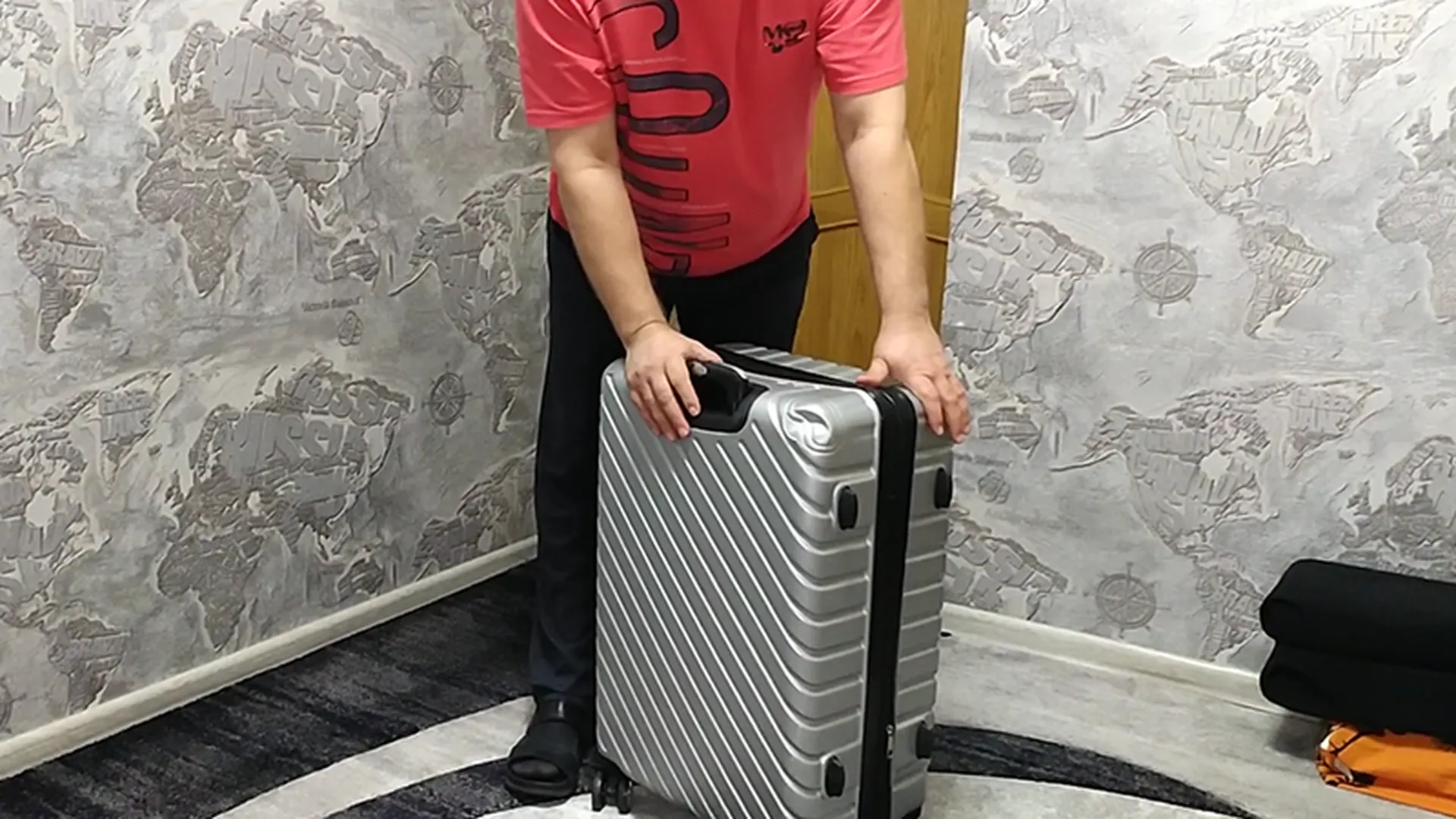Костоправ пытается взыскать с «Аэрофлота» деньги за испорченный антивандальный чемодан