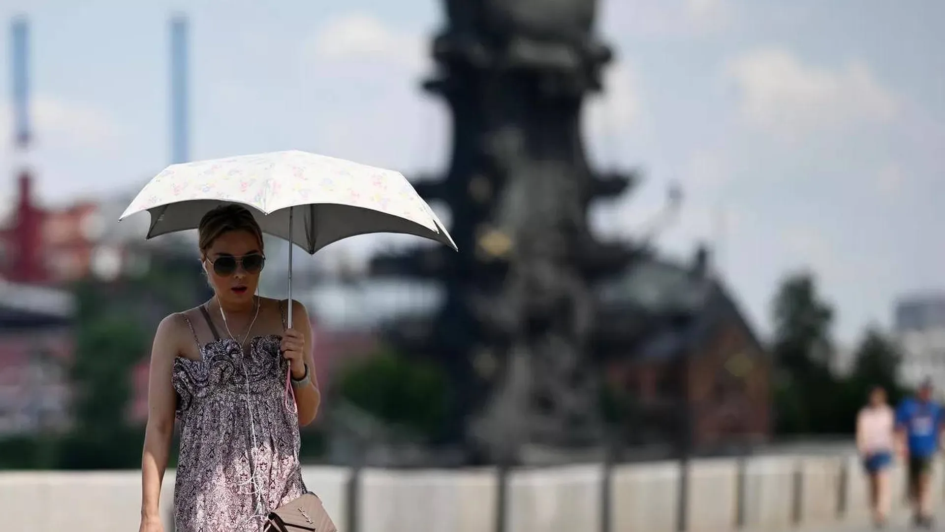 Какое лето ожидается в москве. Фото на набережной девушки. Девушки в жару. Девушки гуляют по набережной Москвы. Москва жара девушки.