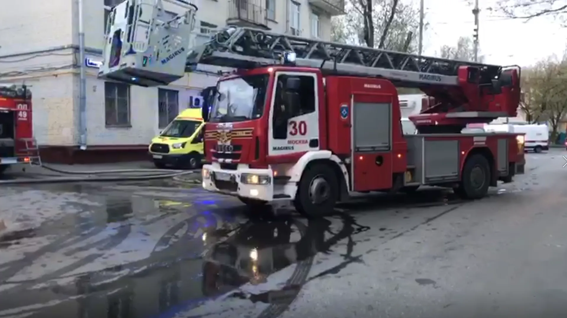 «Все детишки оказались раздетые». Очевидцы — о пожаре в гостинице на юго-востоке Москвы