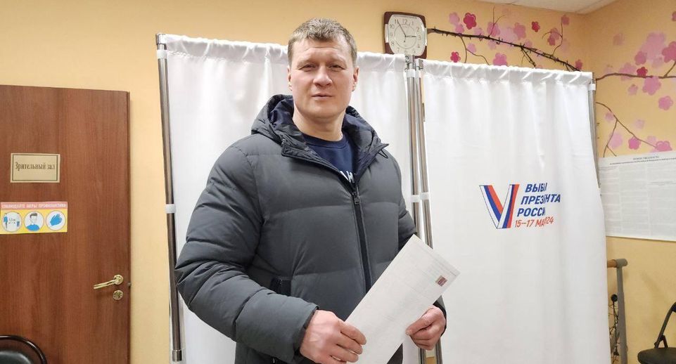 Олимпийский чемпион по боксу Поветкин проголосовал на выборах в Чехове
