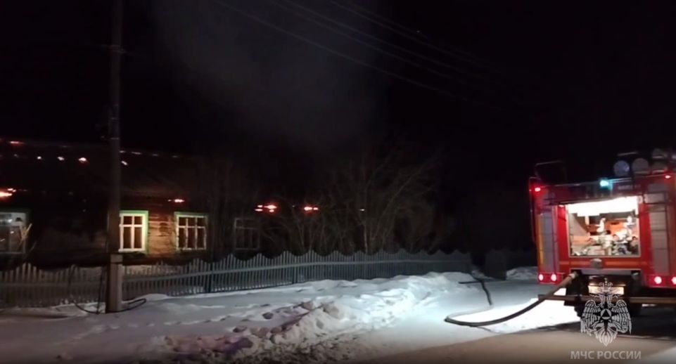 МЧС: школа и детсад вспыхнули в селе Каменка Иркутской области