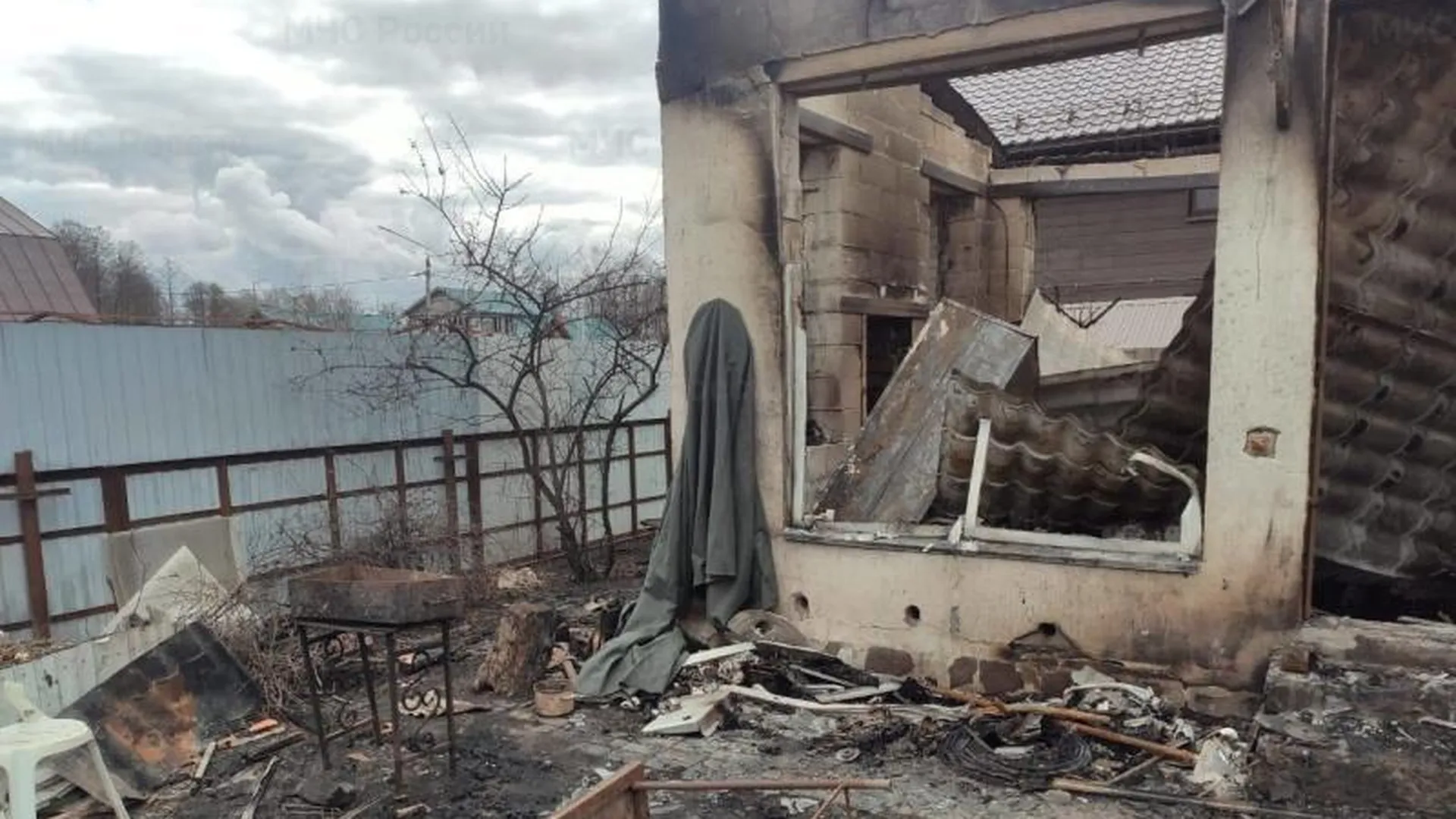 Неосторожное обращение с мангалом стало причиной гибели семьи при пожаре в Подмосковье