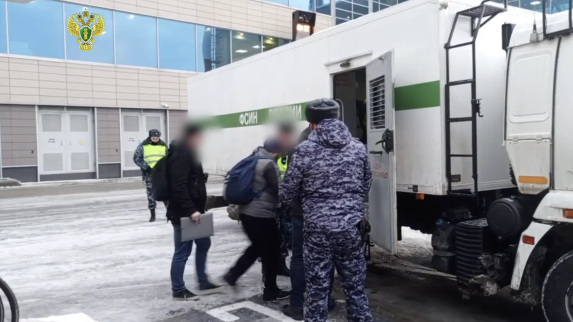 Экстрадицию обманувшего дольщиков россиянина из Бахрейна сняли на видео