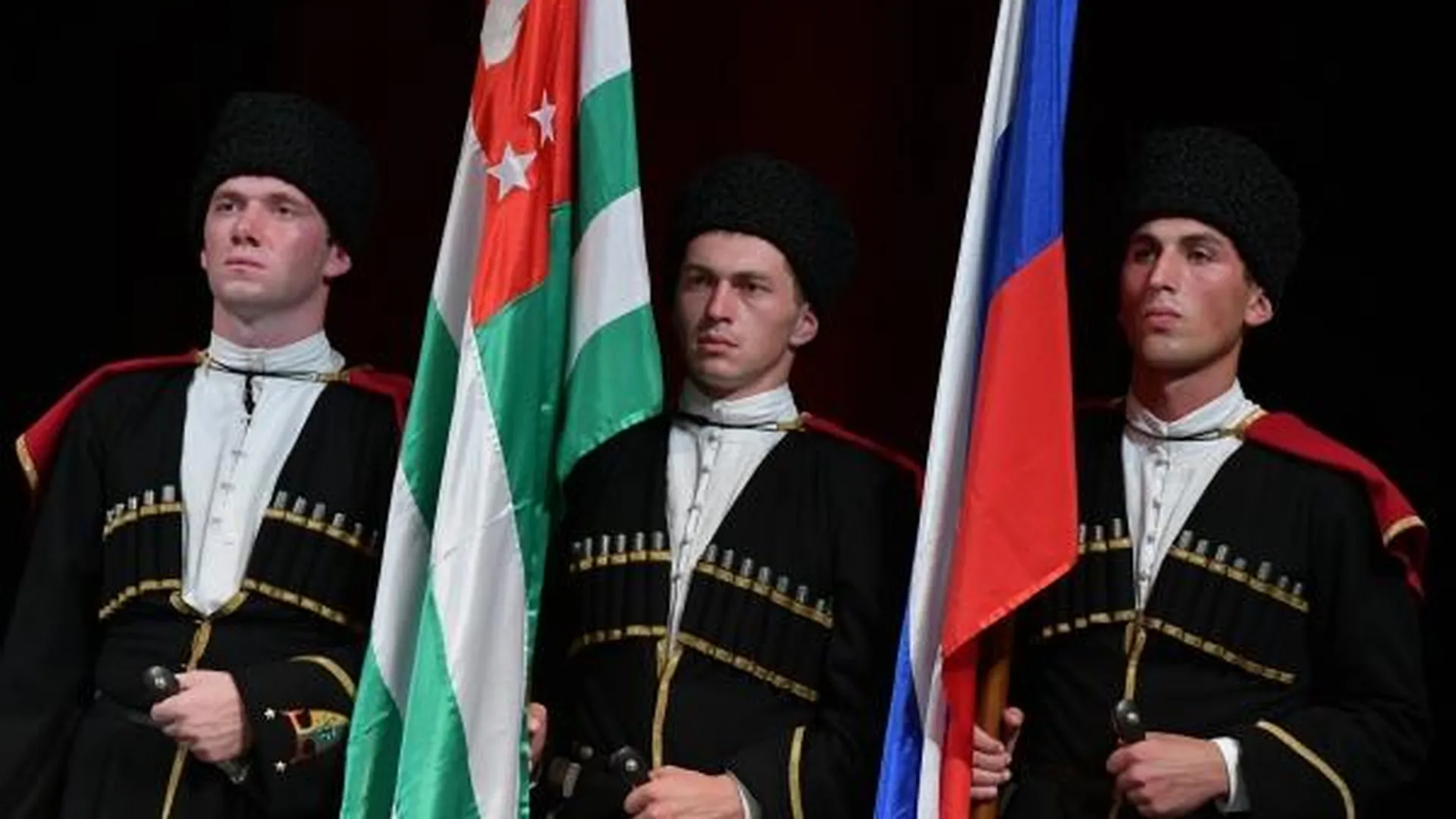 Почетный караул с государственными флагами Республики Абхазия и Российской Федерации