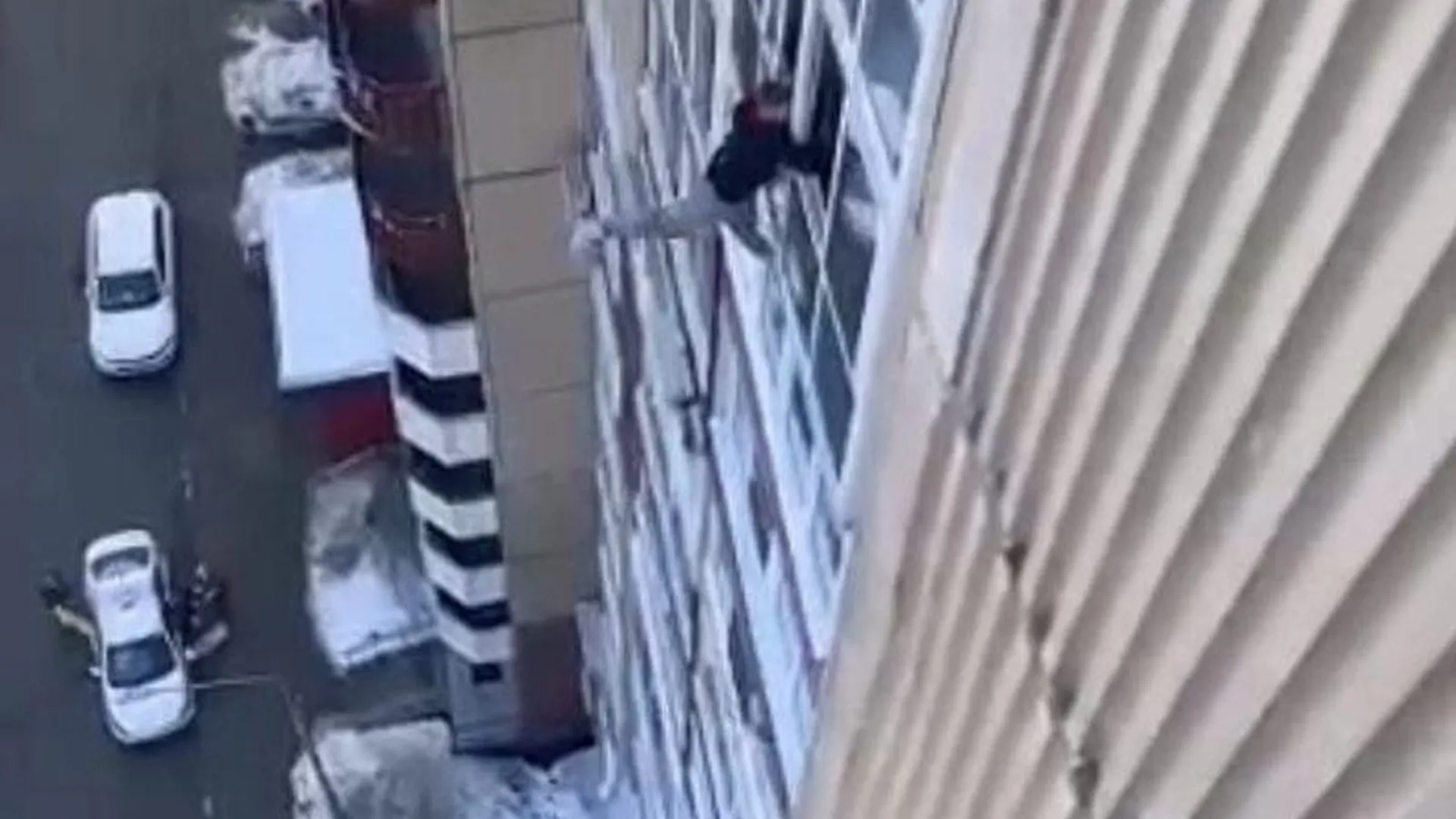 Скандалист вылез из окна многоэтажки в Дрожжино и переполошил округу