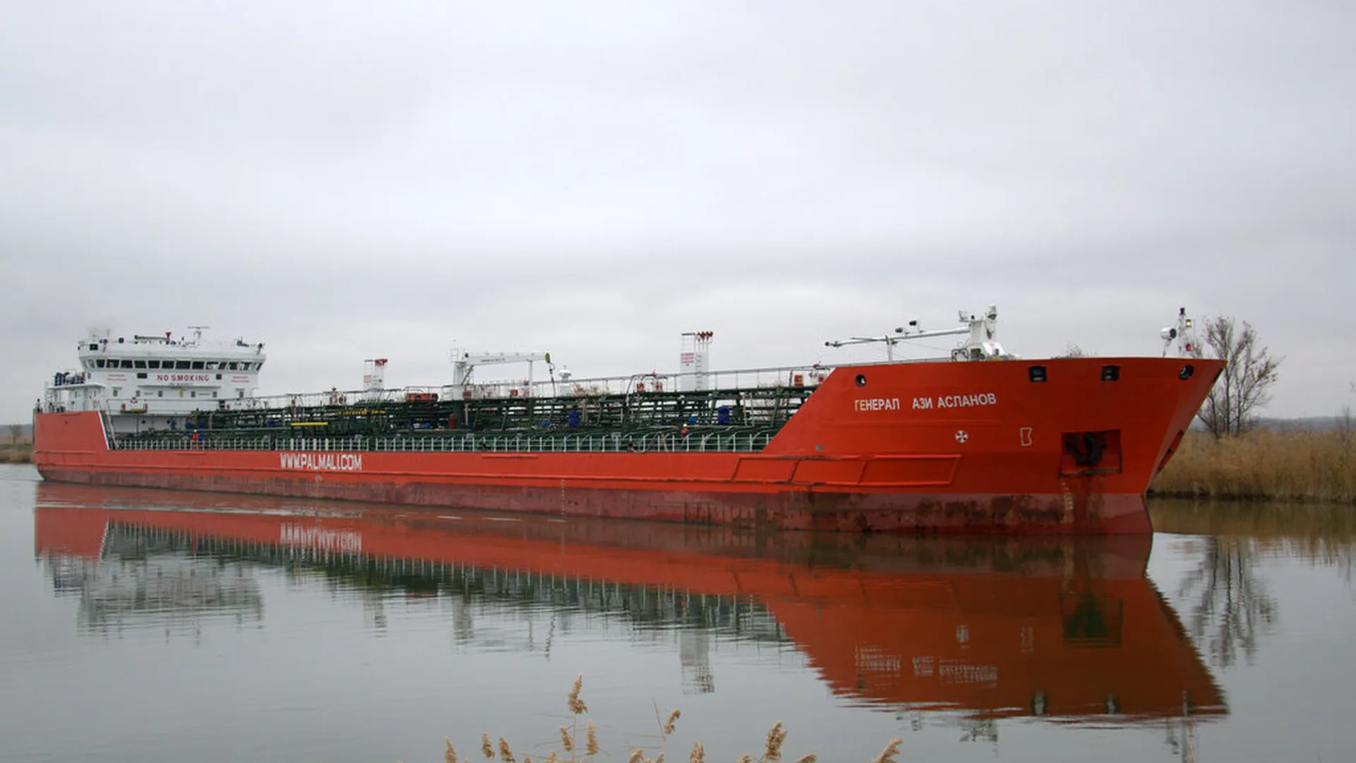 Взорвавшийся в Азовском море танкер отбуксируют в район порта «Кавказ»