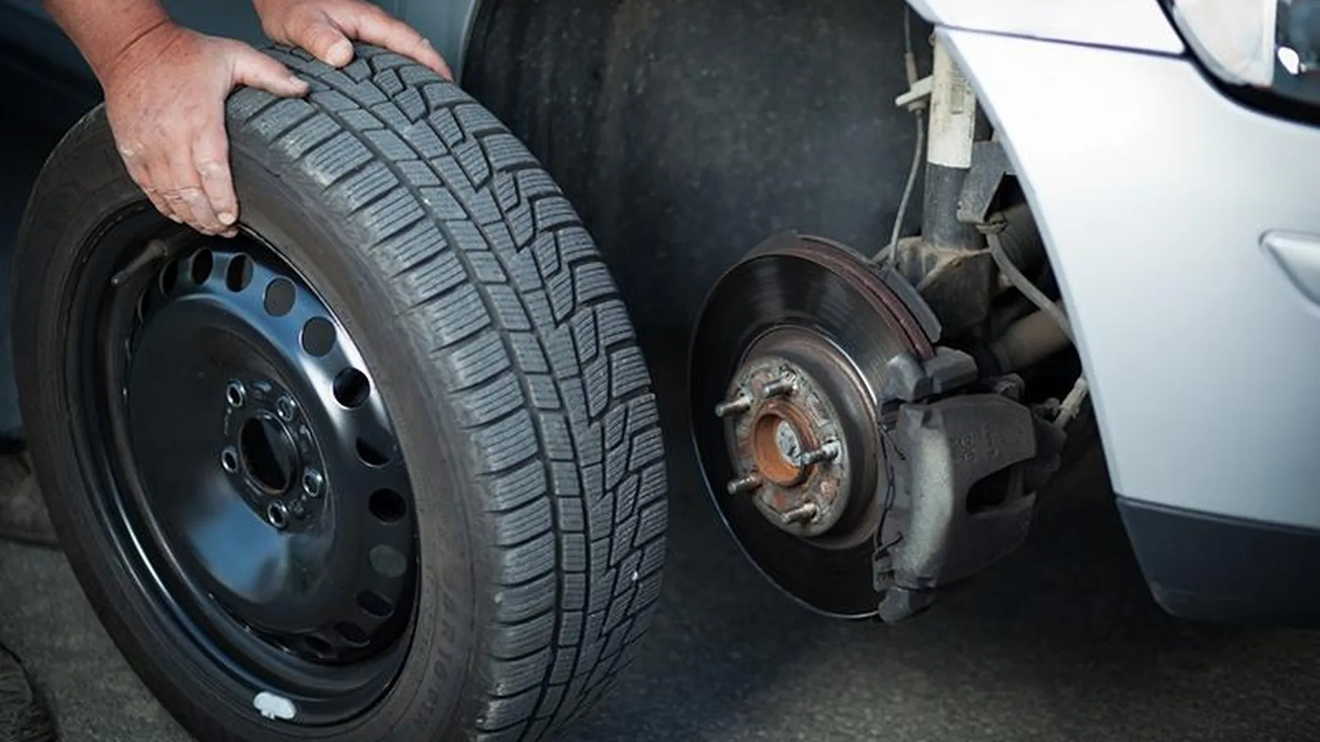 Грузовой автомобиль сбил мужчину, когда тот чинил колесо на обочине дороги под Ступино