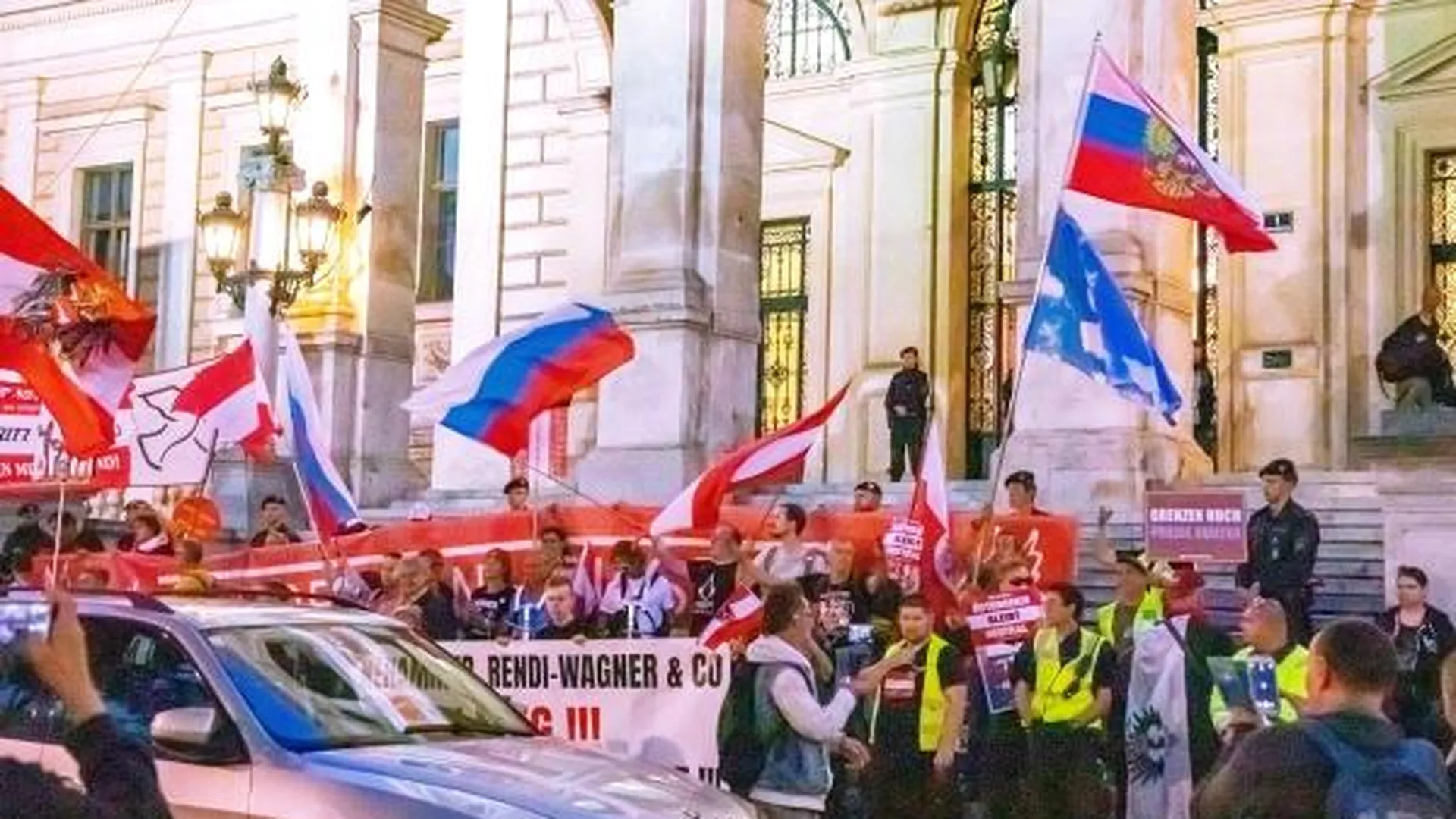 Участники акции, выступающие против антироссийской политики, на одной из улиц в Вене. Собравшиеся потребовали снижения цен, отмены санкций против России и дружбы с Москвой