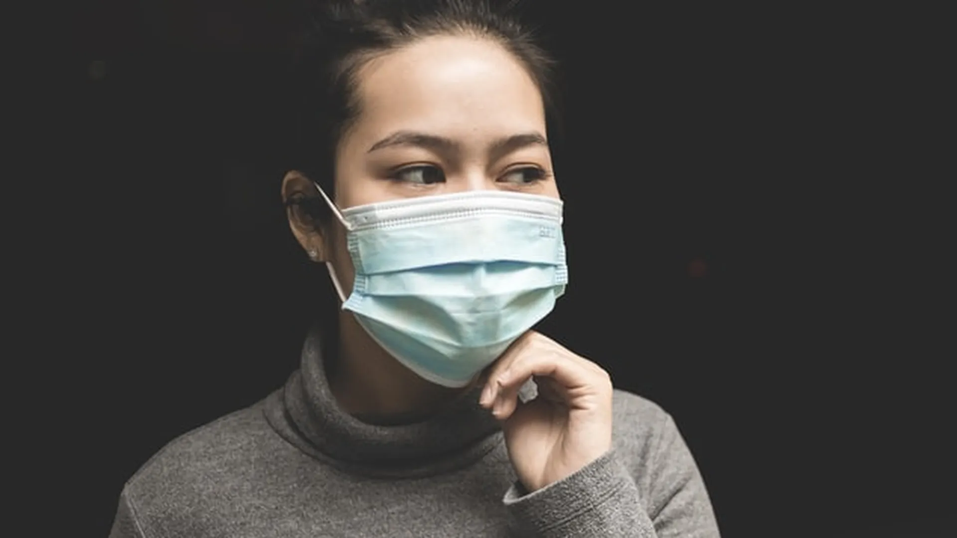 Подмосковные дизайнеры объединились в борьбе с коронавирусом — сами начали шить маски