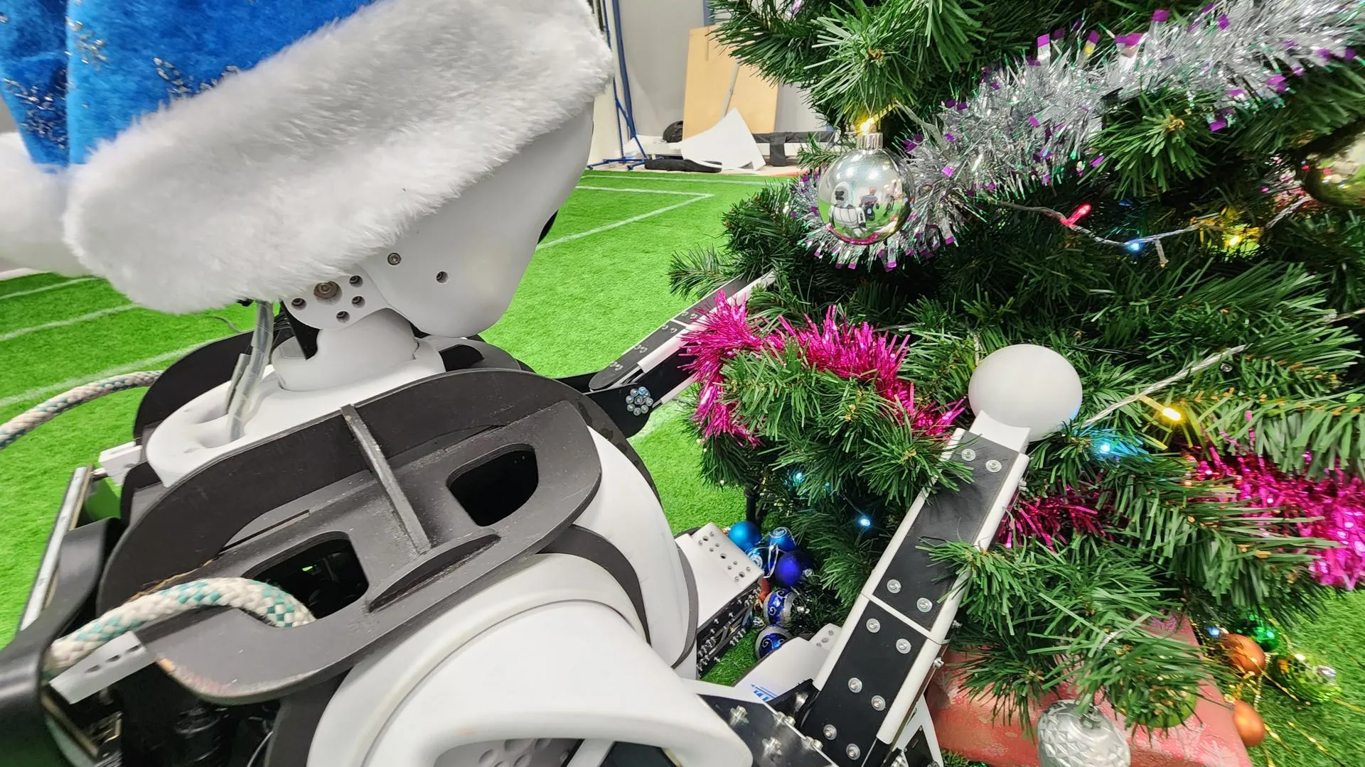 Роботов научили украшать новогодние елки в МФТИ
