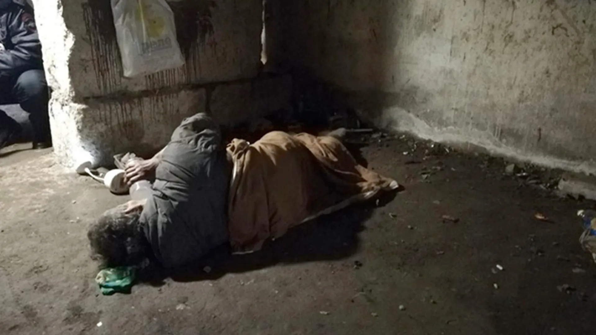 Парализованного бездомного нашли в подвале многоэтажки в Сергиевом Посаде