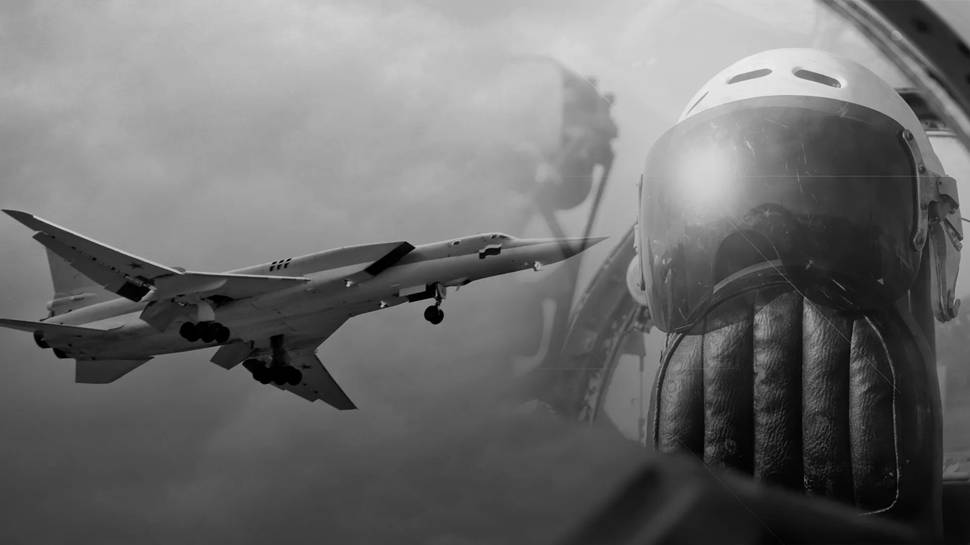Бомбардировщик Ту-22М в небе и пилот в гермошлеме крупным планом