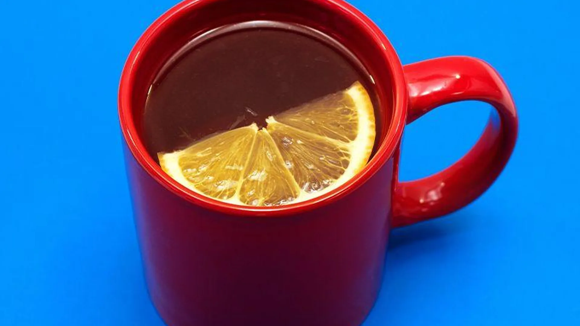 Почему чай с лимоном. Кружка лимоны. Красная Кружка с чаем. Кружки с лимонами. Чай с лимоном средства от простуды.