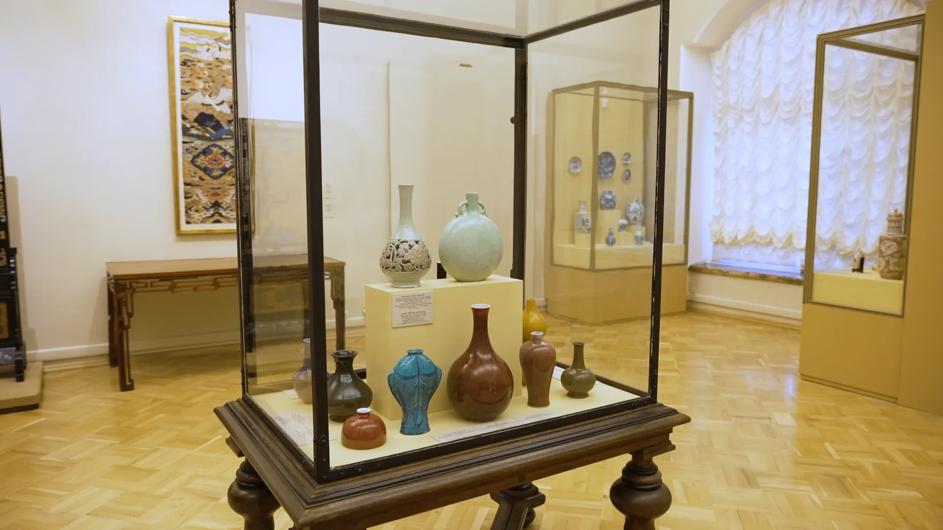 Обновленная выставка с экспонатами эпохи Цин открылась в Эрмитаже при поддержке «Роснефти»