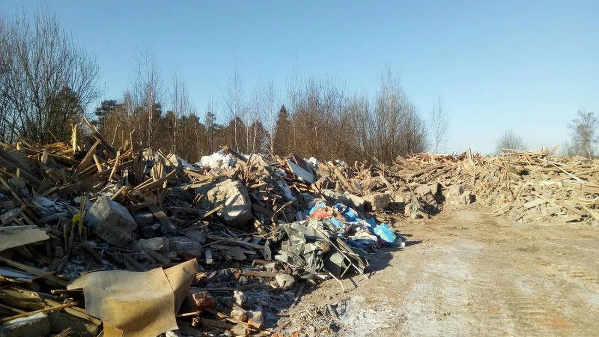 Жители Сергиева Посада беспокоятся, что на территорию городского парка свозят тонны строительного мусора