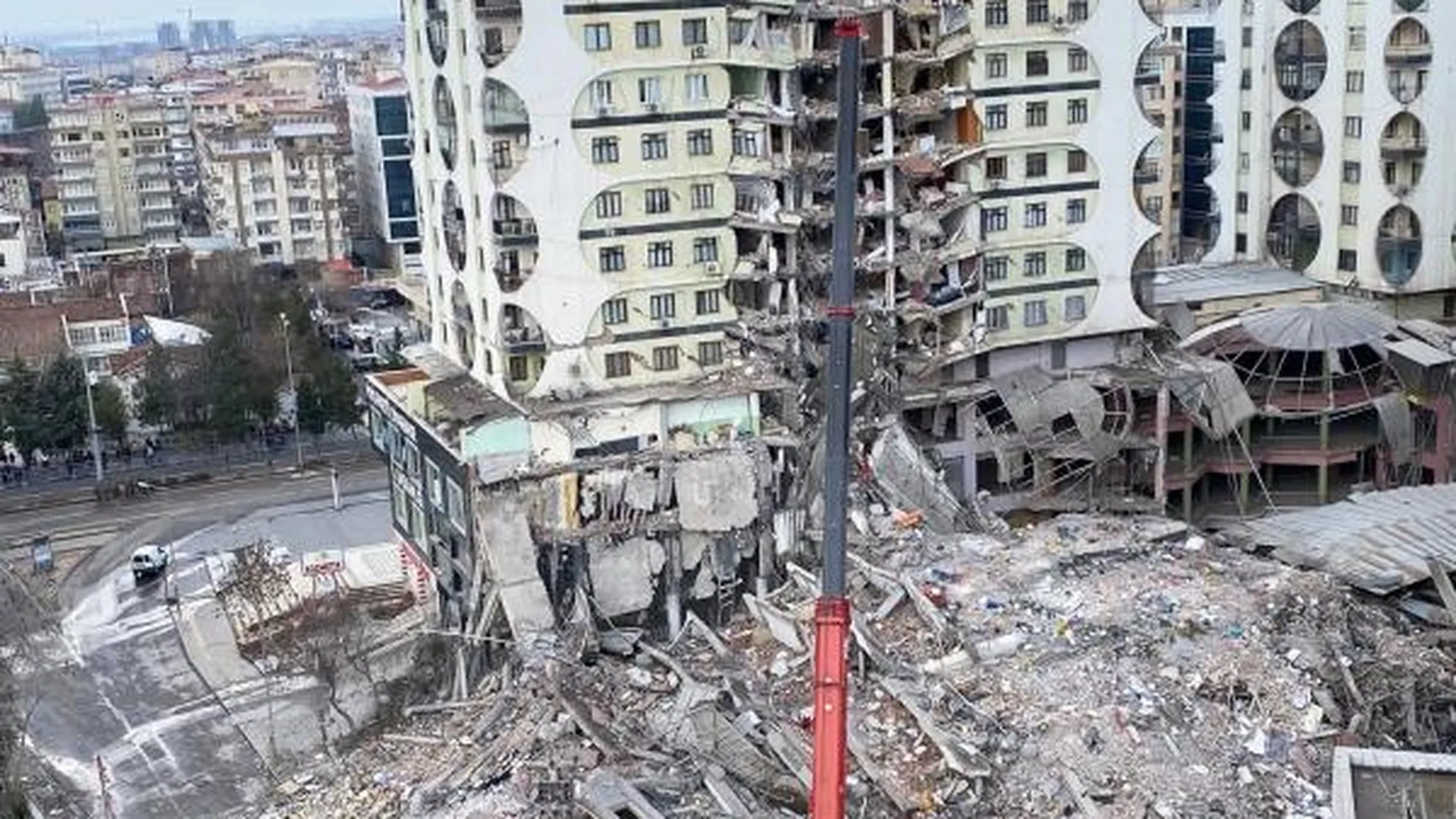 Число жертв землетрясений в Турции приблизилось к трем тысячам