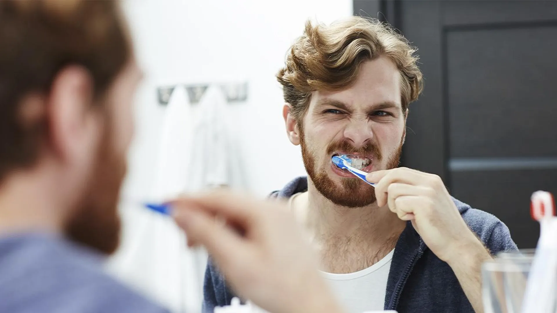 Правильно чистить зубы до завтрака или. Гигиена полости рта стоковые фото. Еда в зубах. Отбеливание зубов Москва.