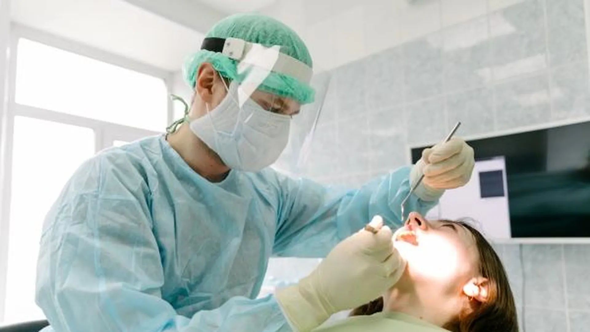 Стоматолог Ахтанин назвал способы подготовки к имплантации зубов