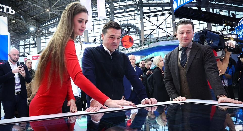 Андрей Воробьев поприветствовал гостей стенда Подмосковье на выставке «Россия»
