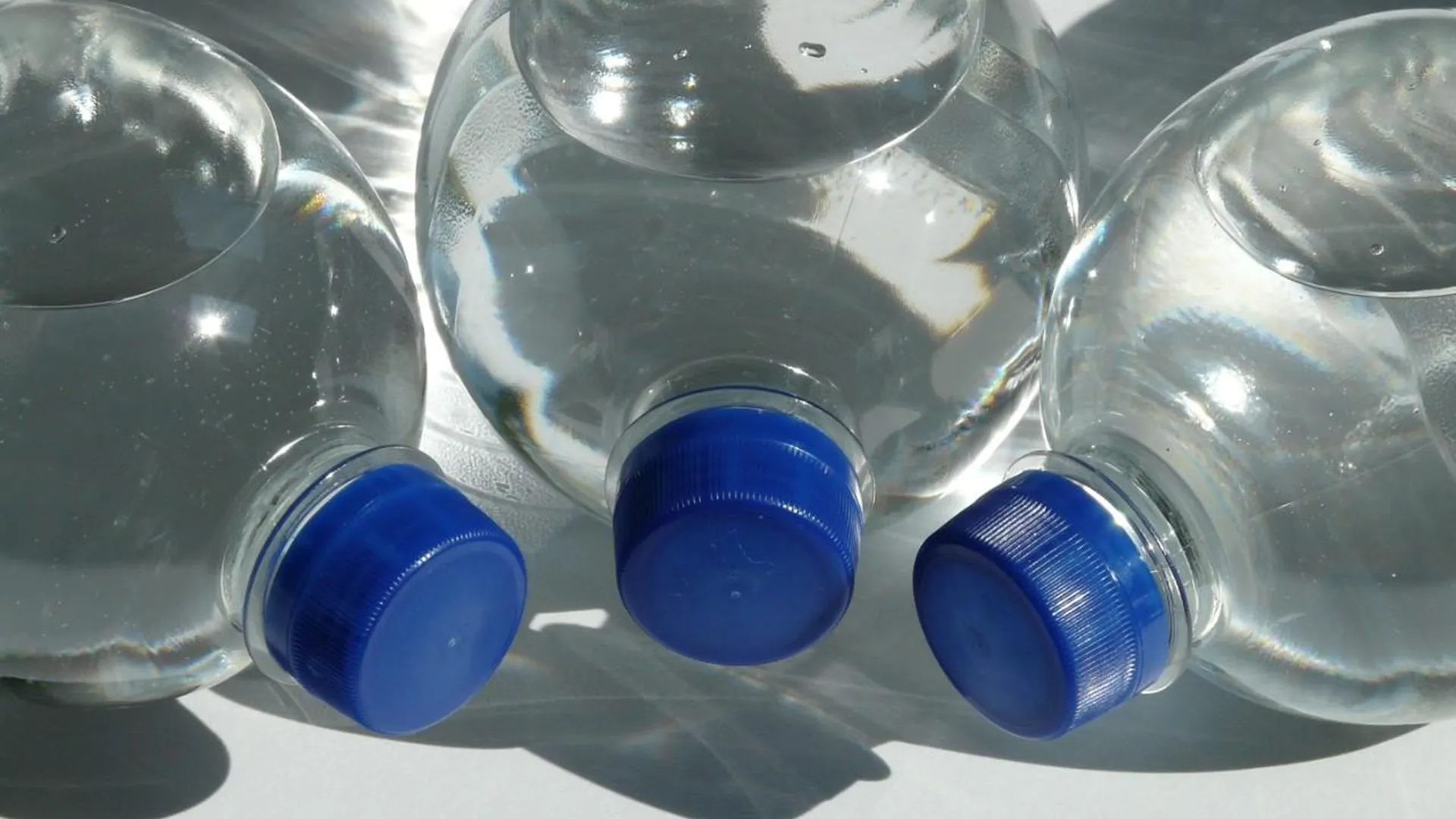 СМИ: ученые выявили опасные для человека частицы в бутилированной воде