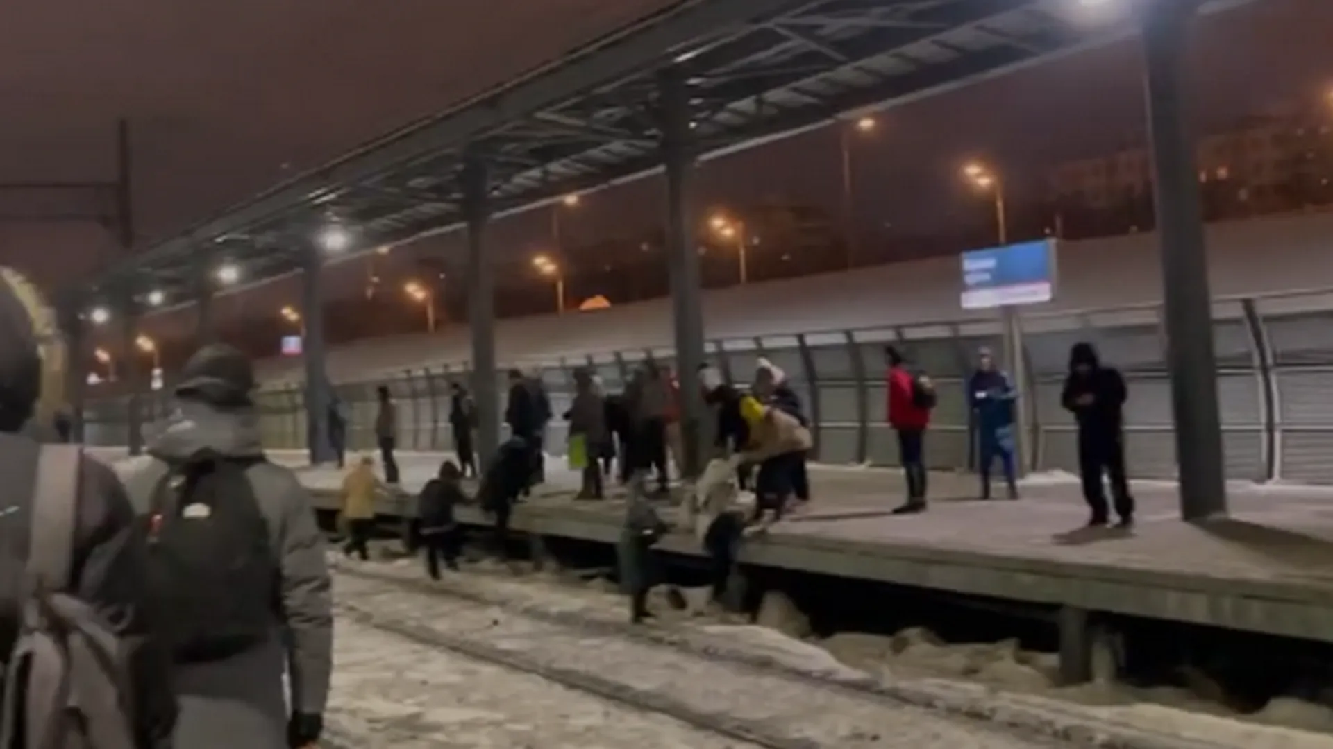 Пассажирам на станции «Выхино» в Москве пришлось лезть через пути, чтобы успеть на электричку