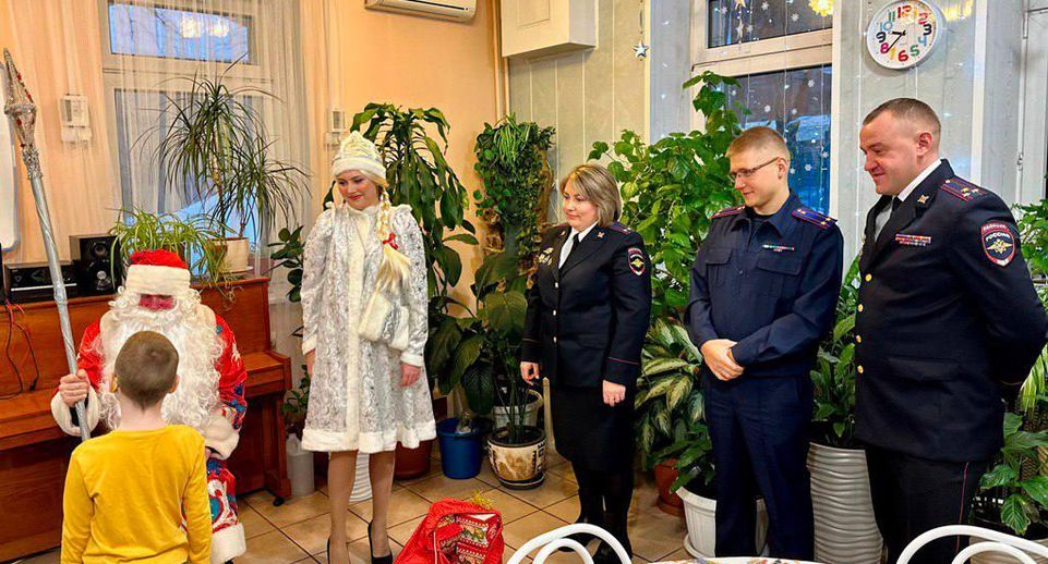 Полицейские из Красногорска исполняют желания