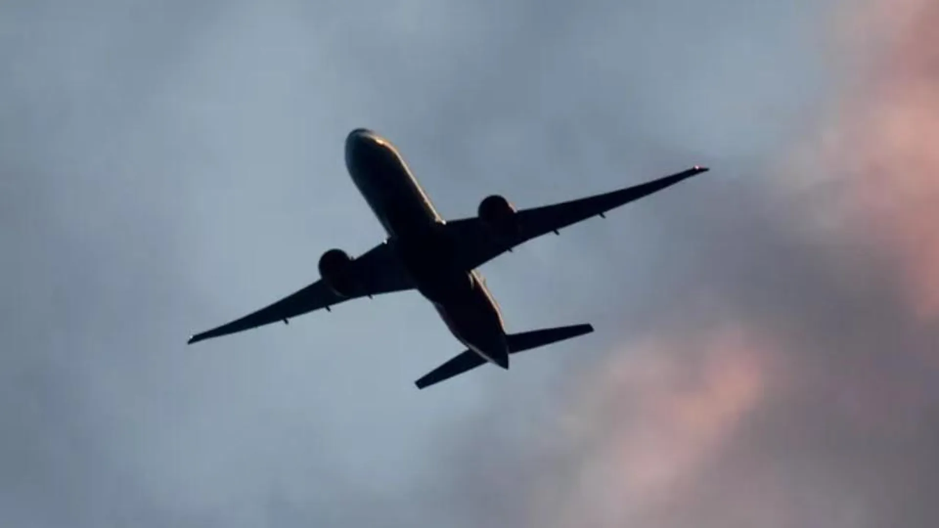 Мужчина угрожал поджечь себя на борту самолета в Сочи