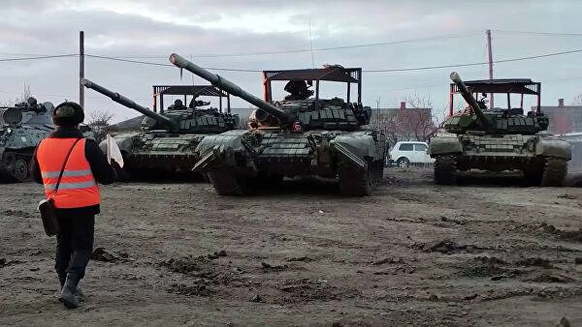 Новости украины сегодня видео военхроника. Российские войска на границе с Украиной. Российские танки на границе с Украиной. Учения Российской армии 2022.